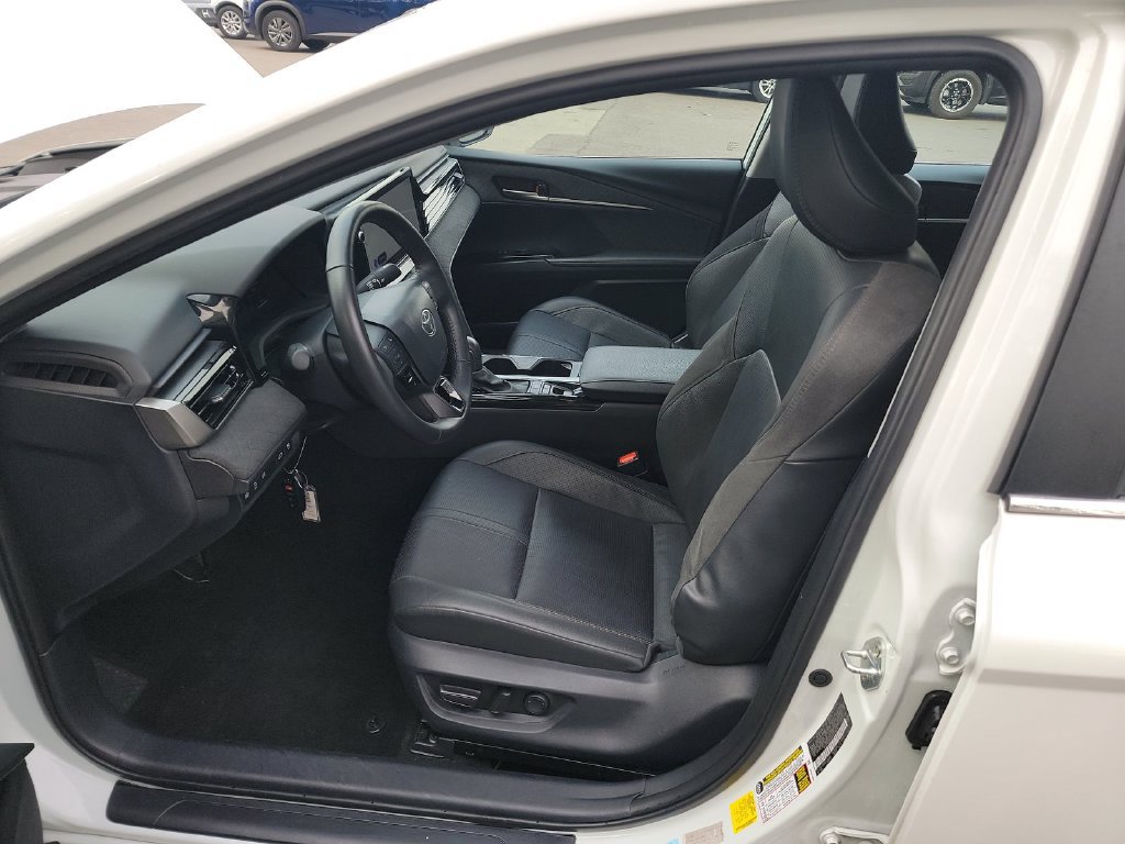 Used 2025 Toyota Camry XLE FWD image 3