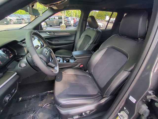 Certified 2025 Jeep Grand Cherokee Altitude AWD/4WD image 16