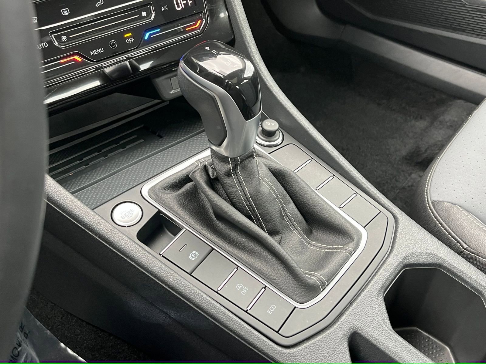 Used 2025 Volkswagen Jetta SE image 40