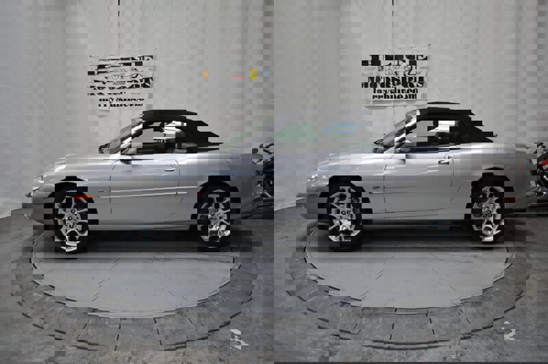 Used 2001 Jaguar XKR Convertible image 9