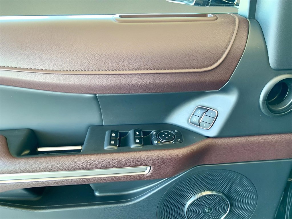 Used 2024 Ford Expedition Limited image 12