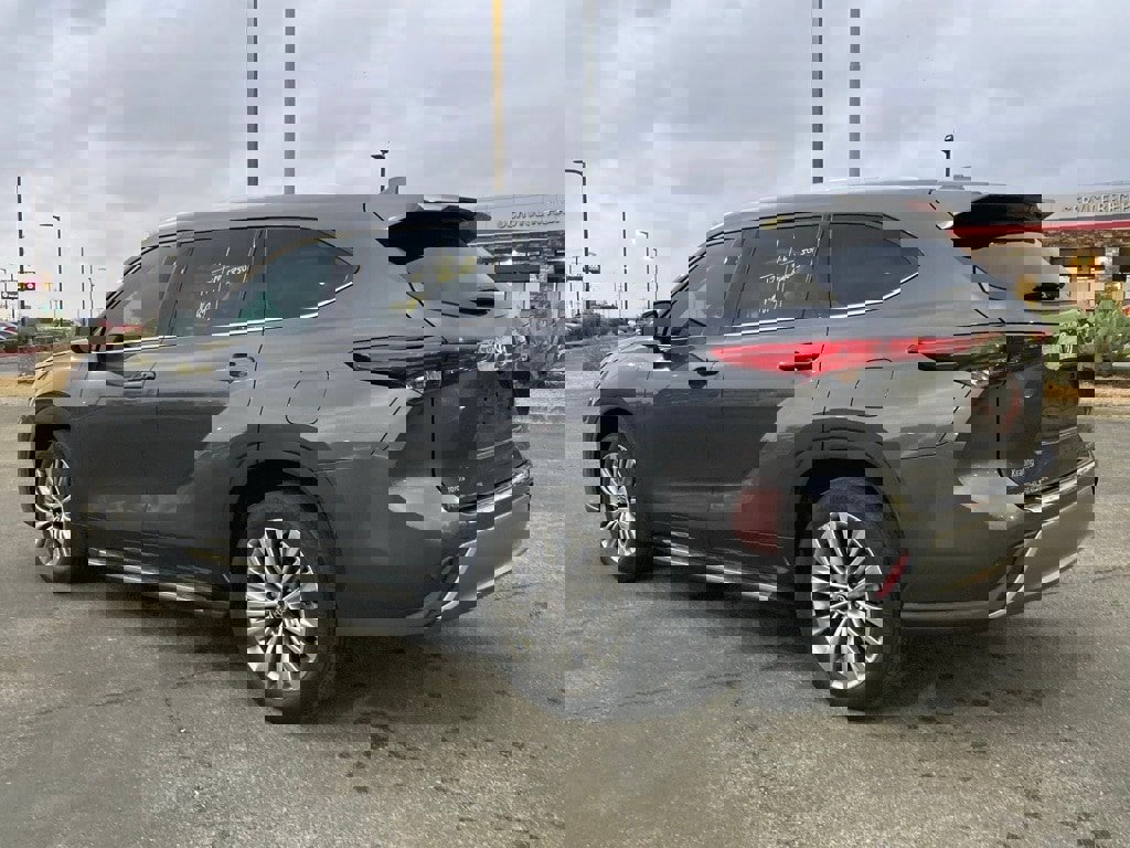 Certified 2022 Toyota Highlander Platinum image 7