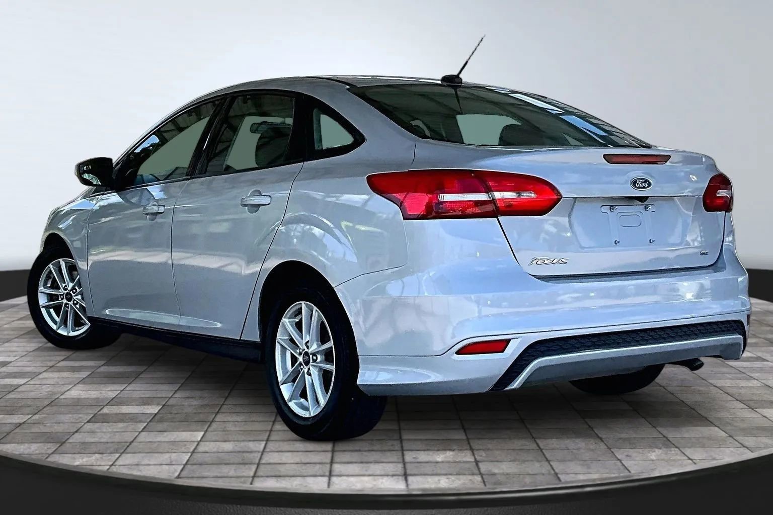 Used 2017 Ford Focus SE FWD image 4