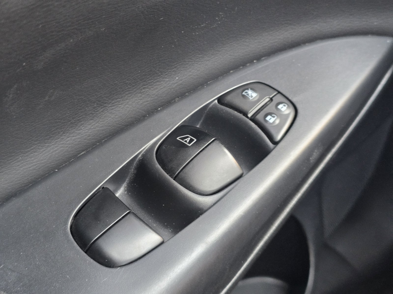 Used 2014 Nissan Sentra SL w/ Premium Package FWD image 23