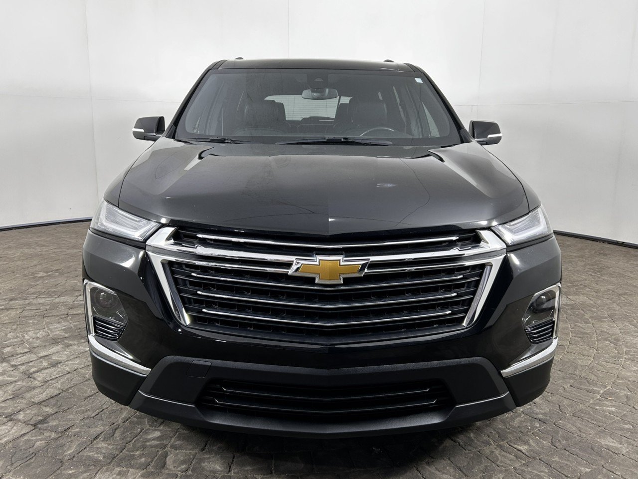 Used 2023 Chevrolet Traverse LT FWD image 2
