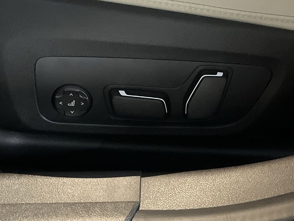 New 2025 BMW 330i xDrive Sedan w/ Convenience Package image 12