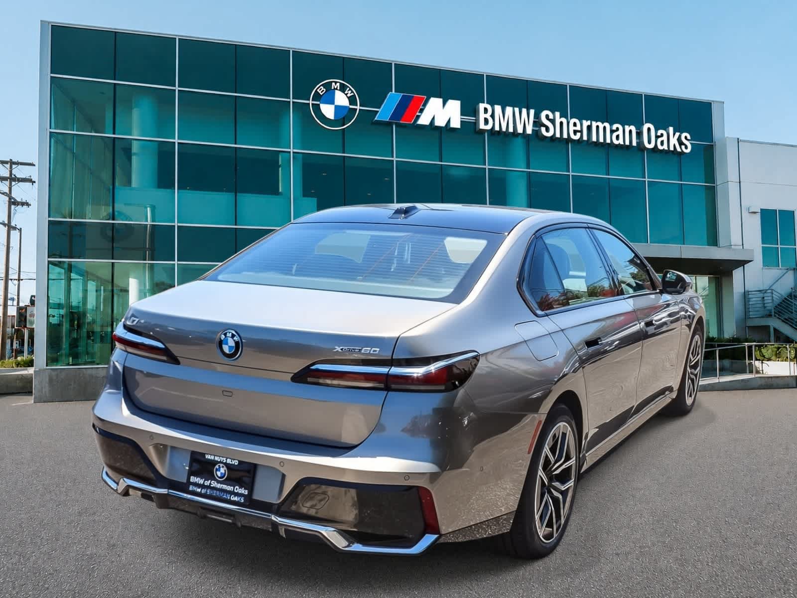 Used 2023 BMW i7 xDrive60 AWD/4WD image 4