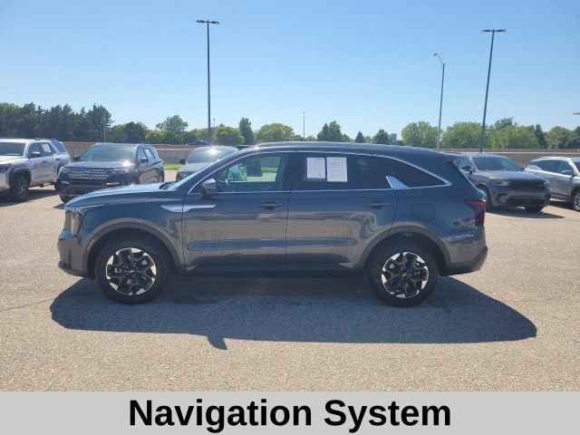 Used 2024 Kia Sorento S AWD/4WD image 3