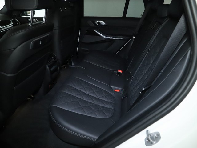 Used 2024 BMW X5 xDrive40i w/ M Sport Package AWD/4WD image 15