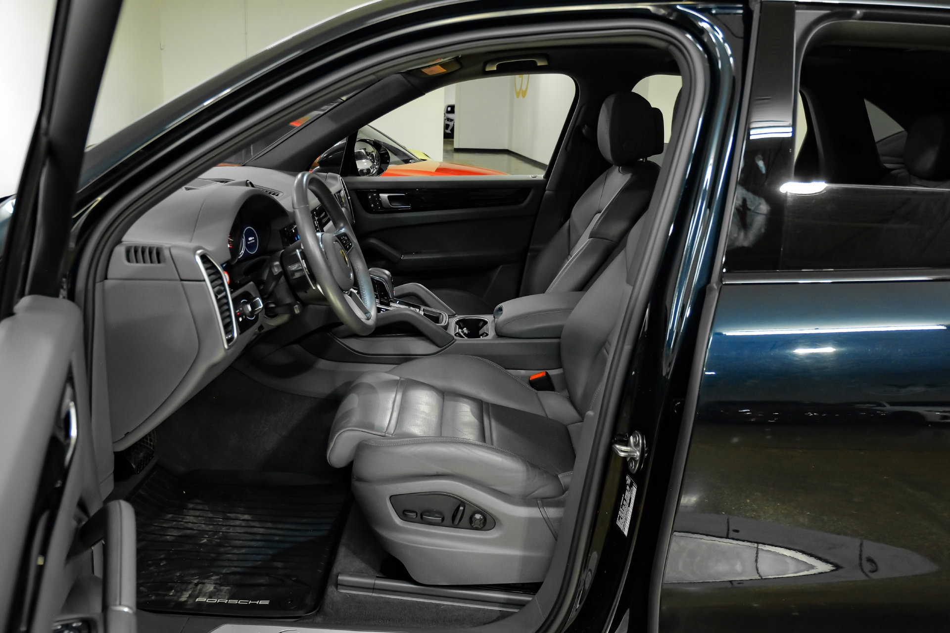 Used 2023 Porsche Cayenne AWD/4WD image 4