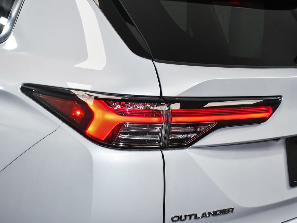 Used 2025 Mitsubishi Outlander SE image 77