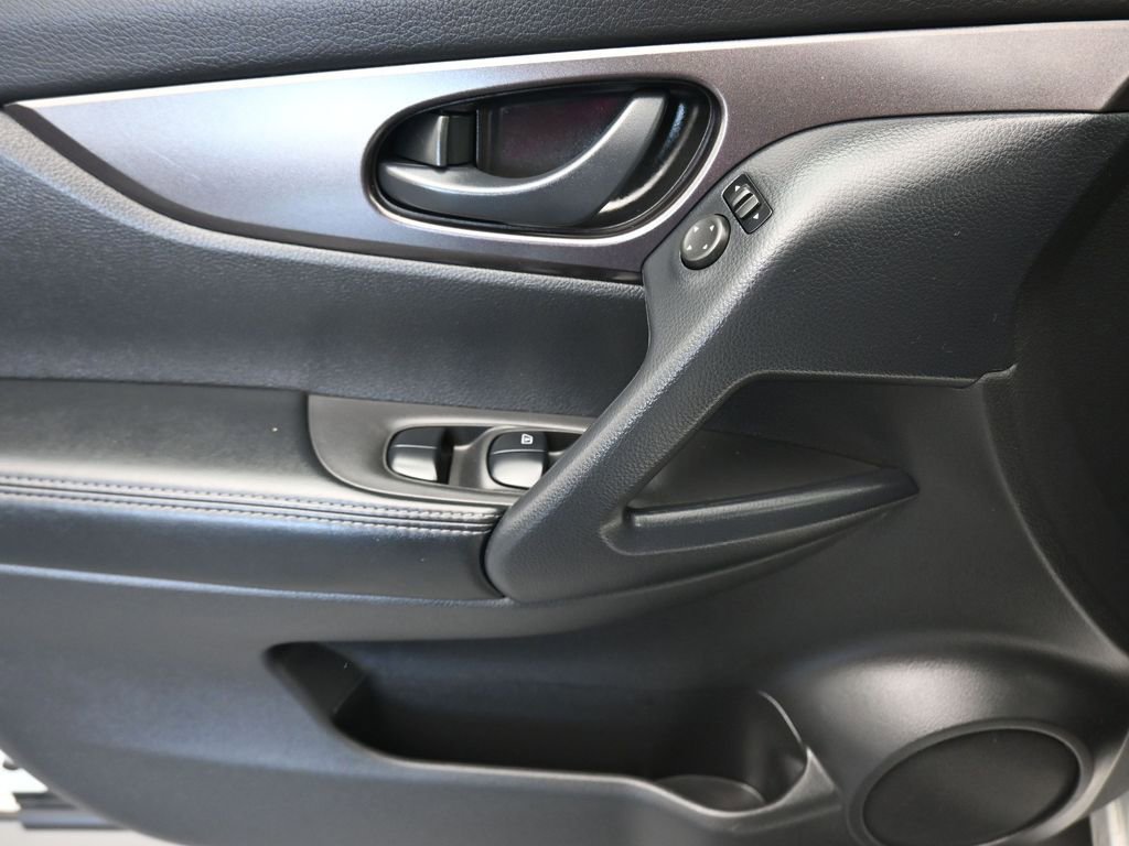 Used 2022 Nissan Rogue Sport S image 10