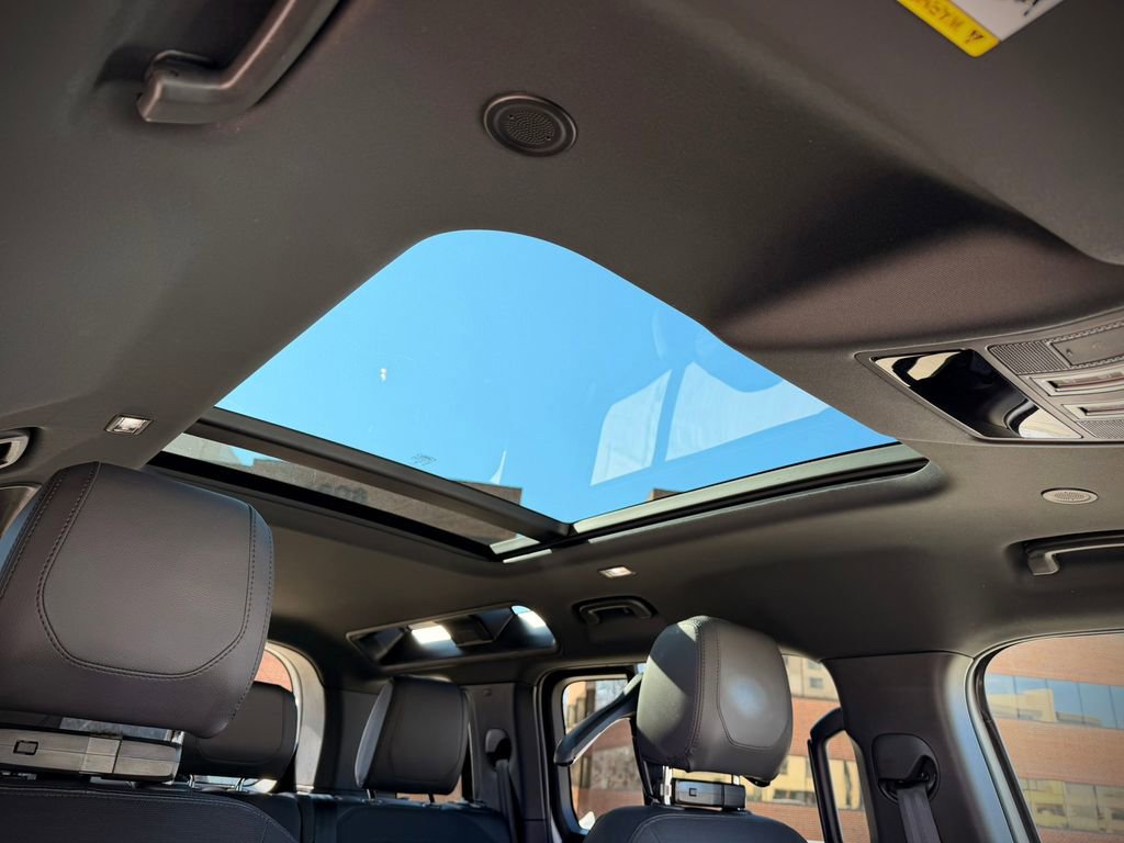 Used 2024 Land Rover Defender 110 X-Dynamic SE image 15