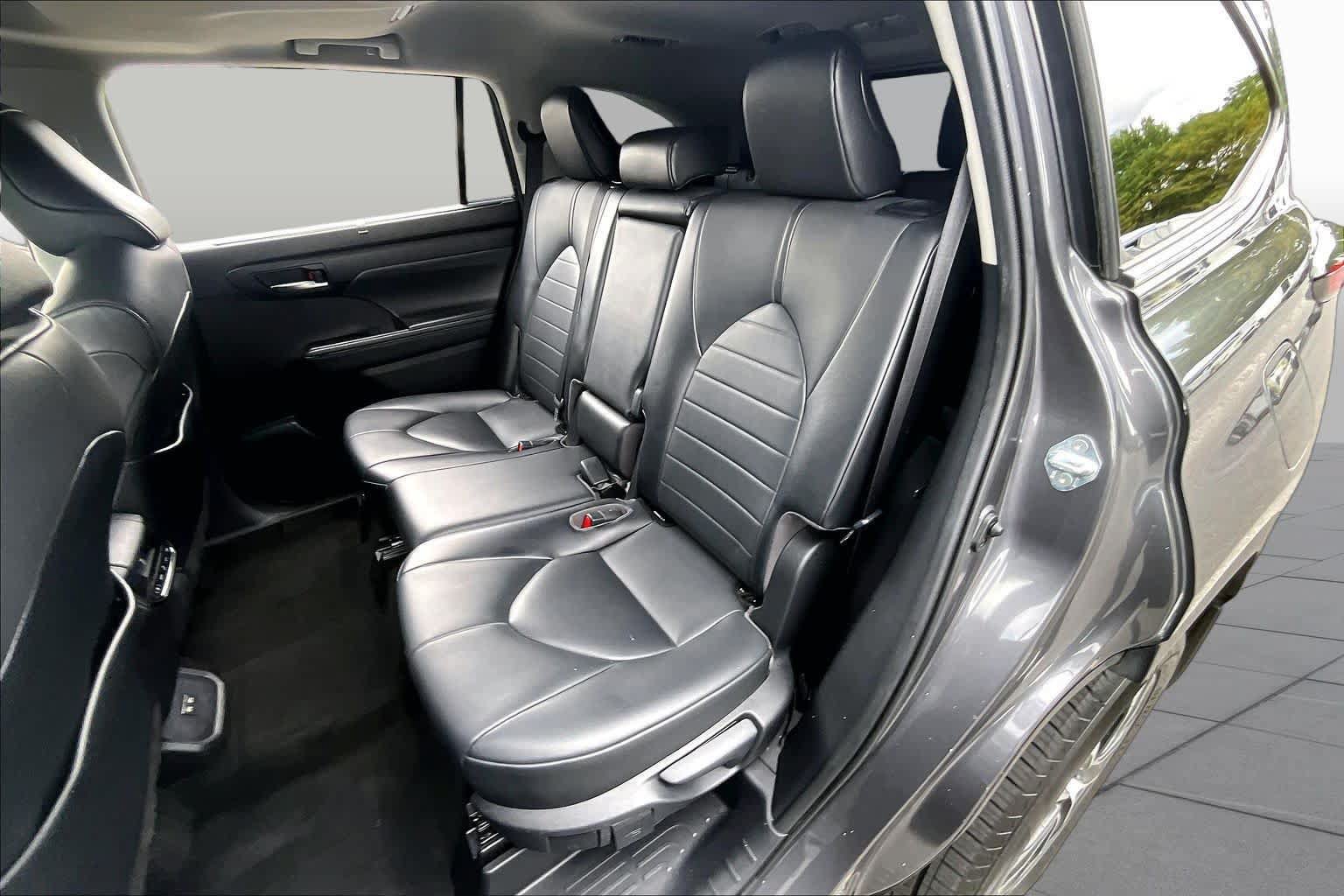 Used 2021 Toyota Highlander XLE AWD/4WD image 20