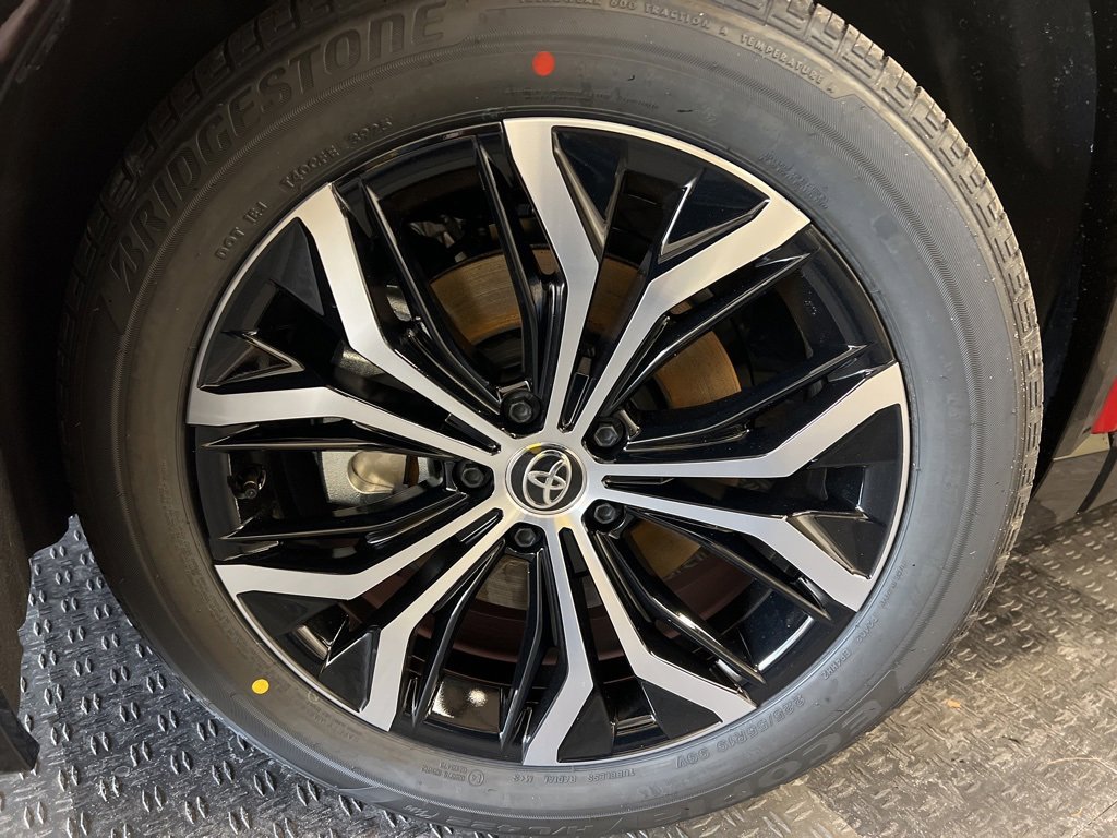 New 2025 Toyota Crown Signia image 2