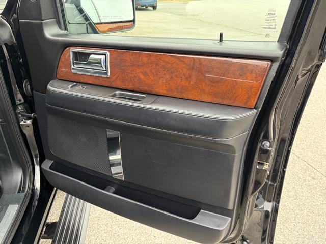 Used 2016 Lincoln Navigator Select AWD/4WD image 17