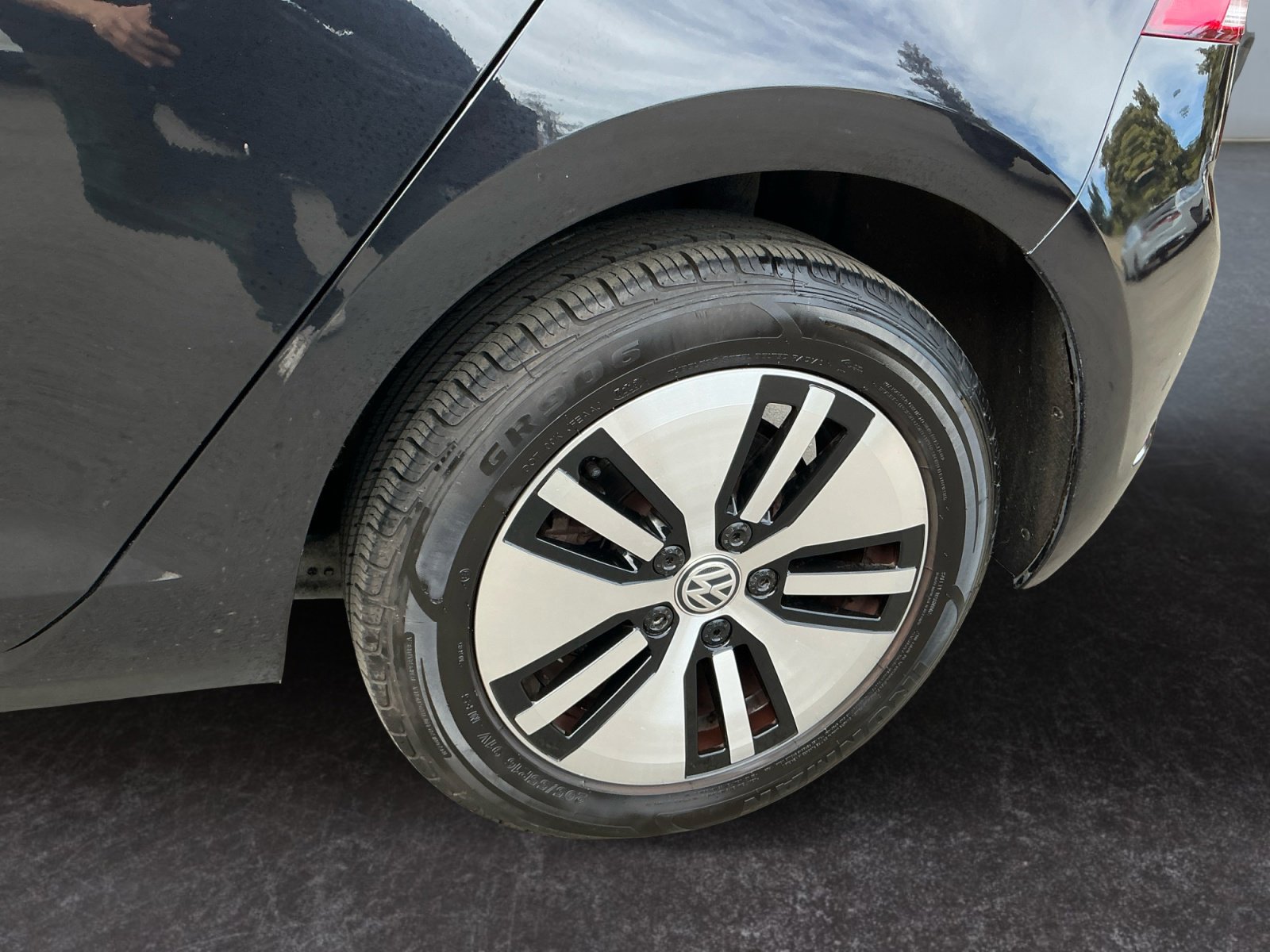 Used 2019 Volkswagen e-Golf SE w/ Driver Assistance Package image 9