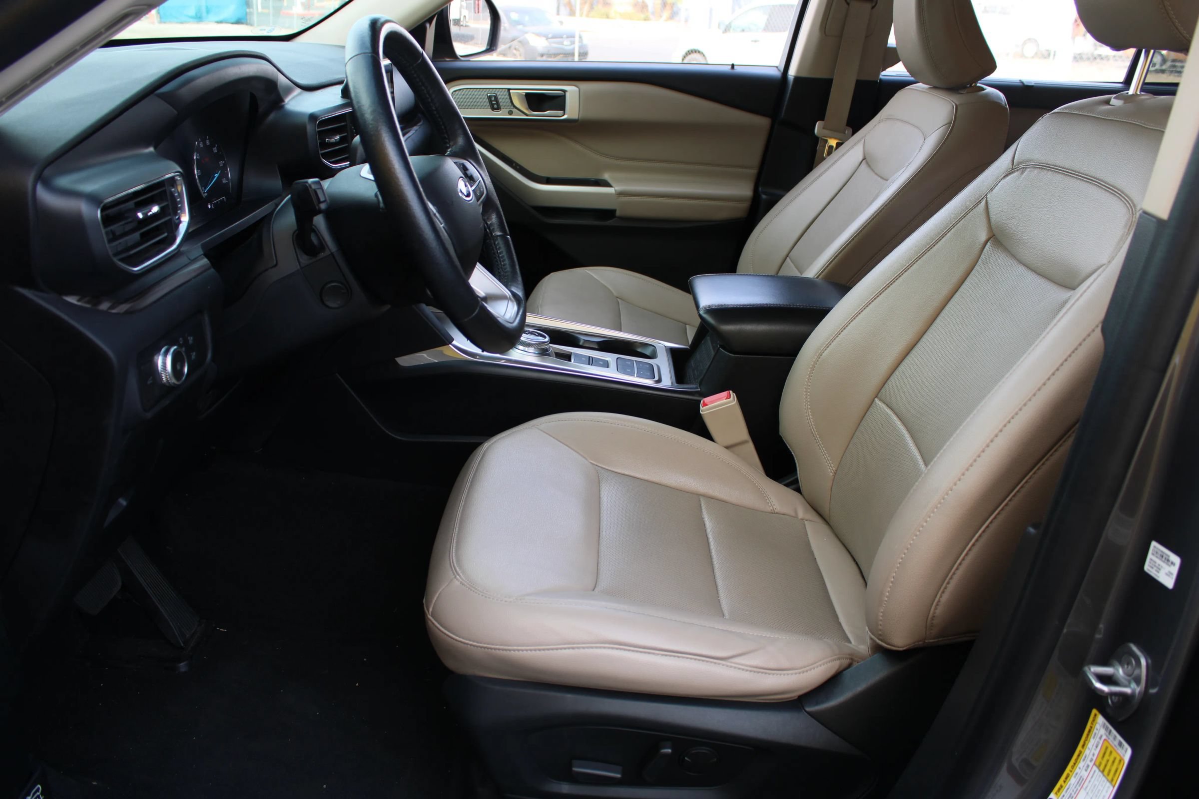 Used 2021 Ford Explorer Limited w/ Equipment Group 301A RWD image 8