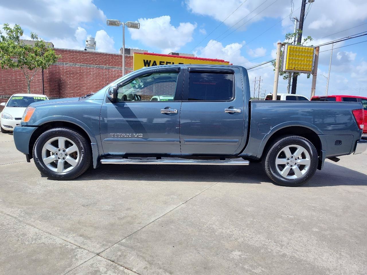 Used 2010 Nissan Titan LE RWD image 3