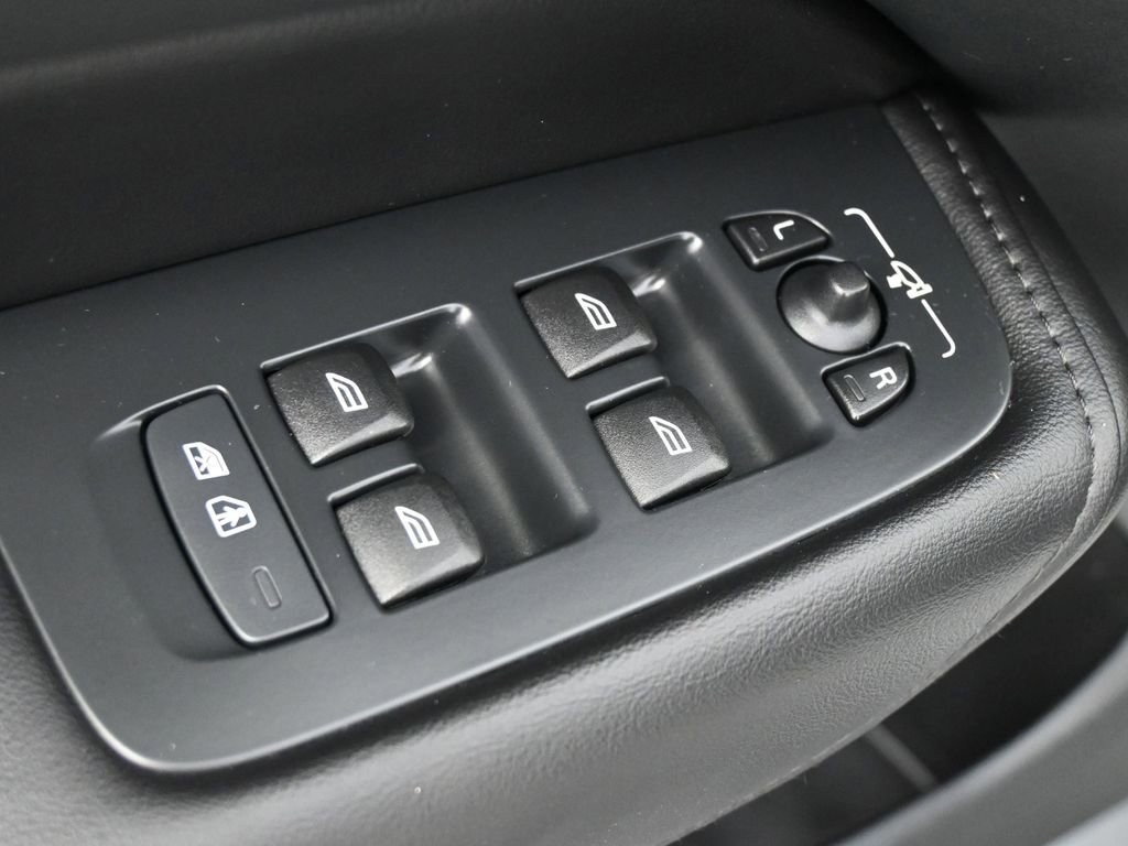 Used 2023 Volvo XC60 B5 Plus w/ Protection Package Premier image 4