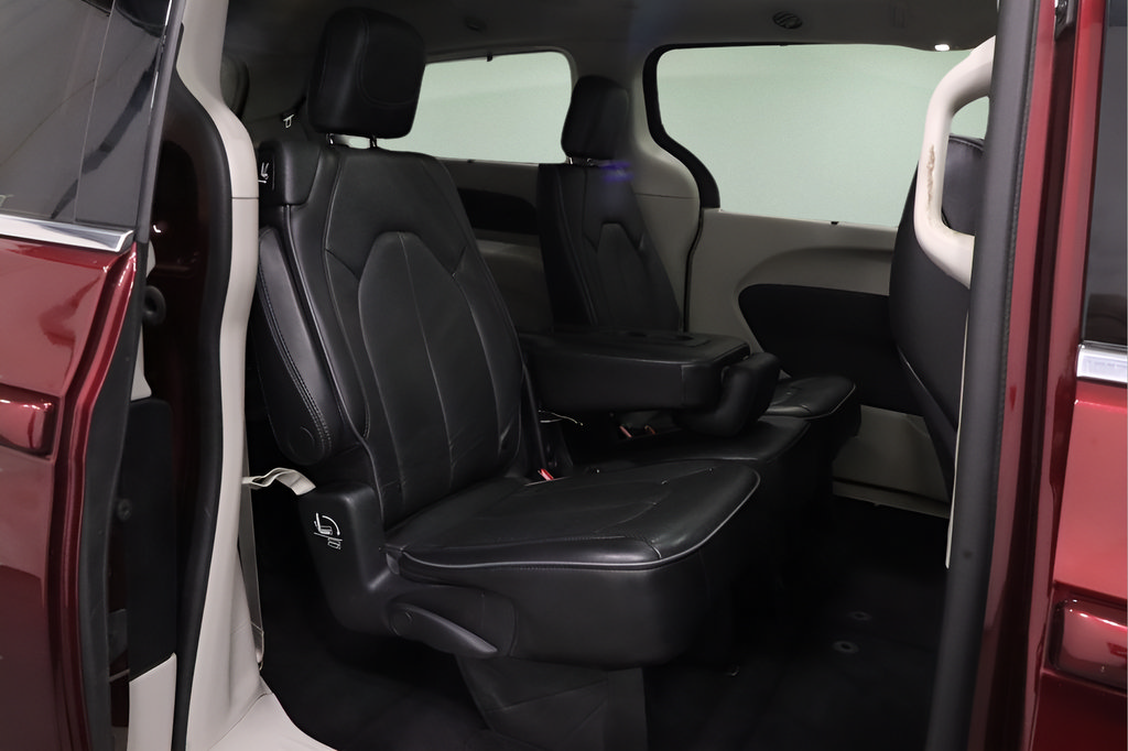 Used 2020 Chrysler Pacifica Limited w/ 8-pass Seating Package FWD image 16