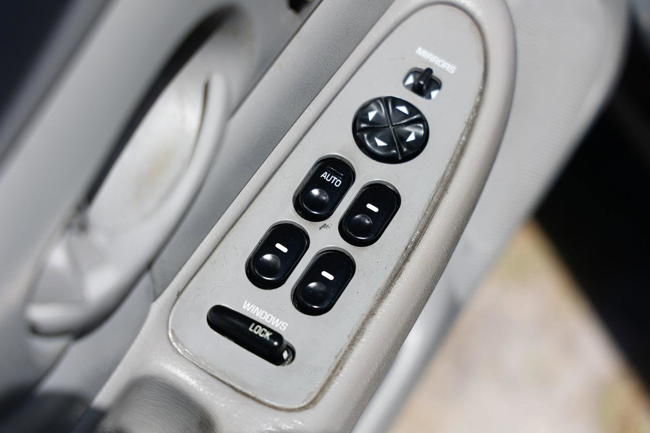 Used 2001 Buick Century Custom w/ Premium Pkg FWD image 30