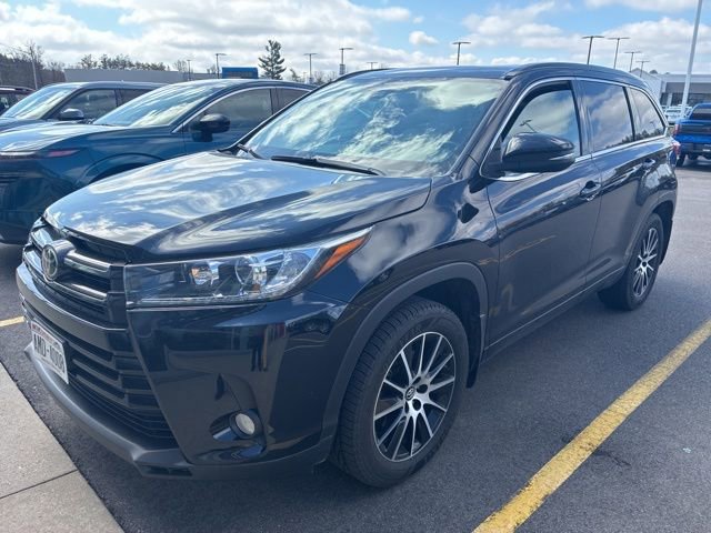 Used 2018 Toyota Highlander SE image 1
