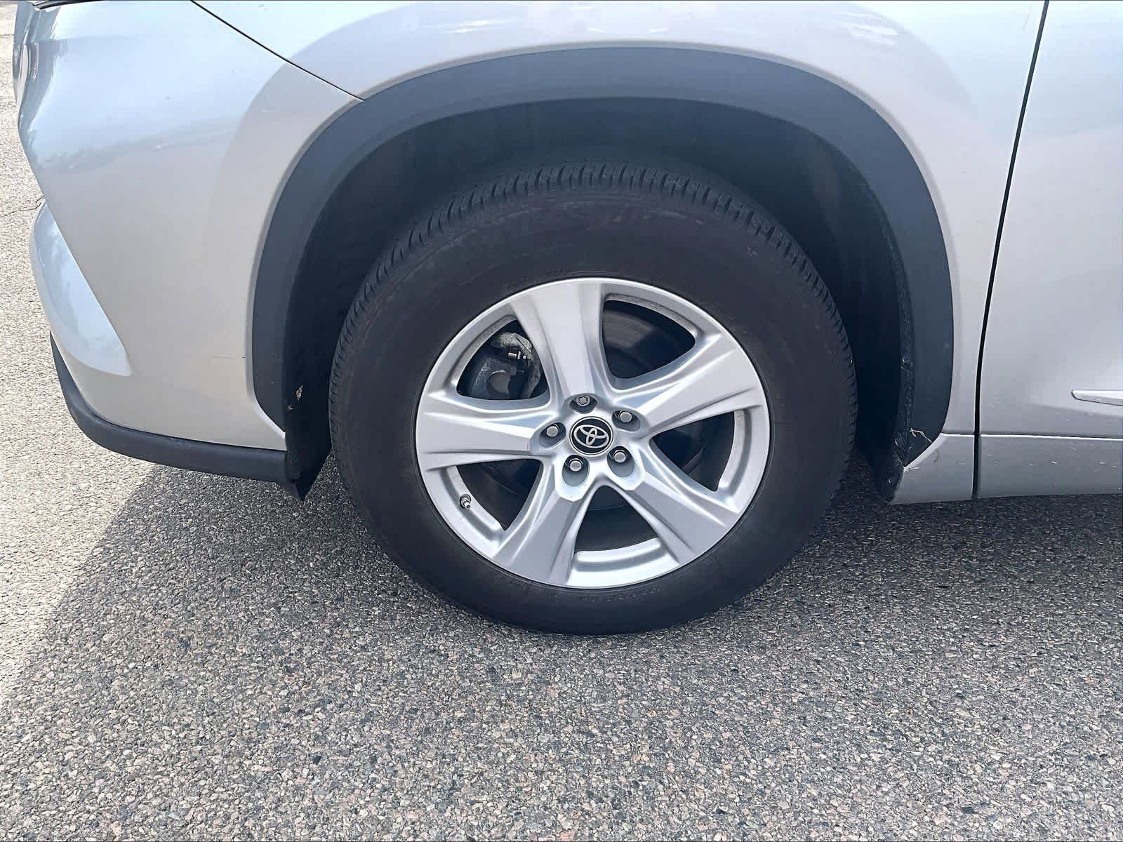 Used 2023 Toyota Highlander LE FWD image 4