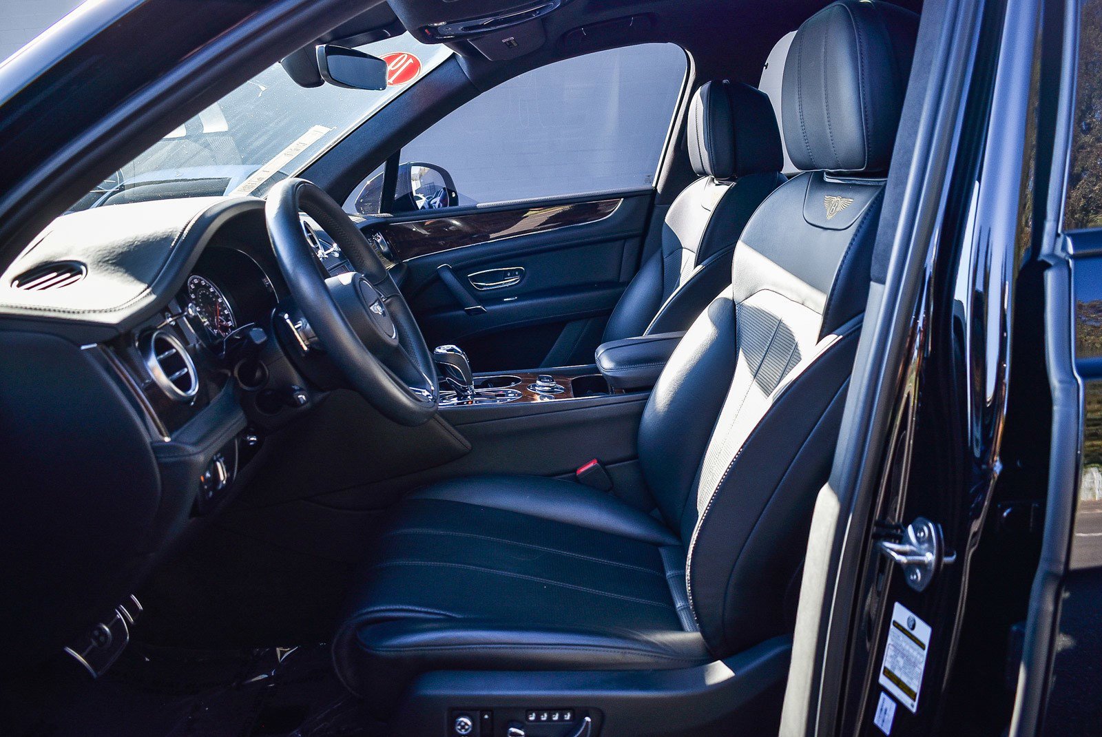 Used 2019 Bentley Bentayga image 17