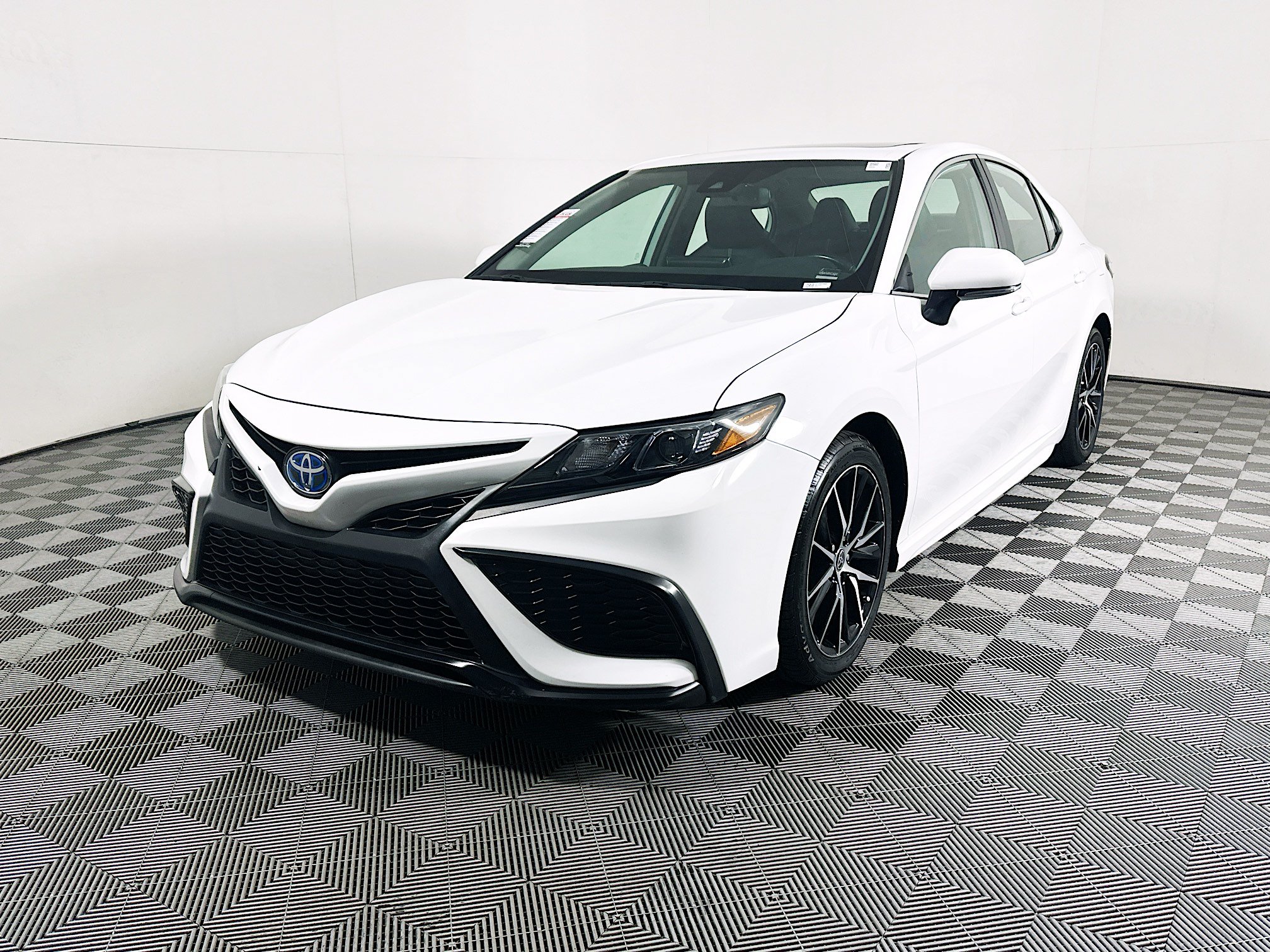 Used 2023 Toyota Camry SE w/ Audio Upgrade Package FWD image 7