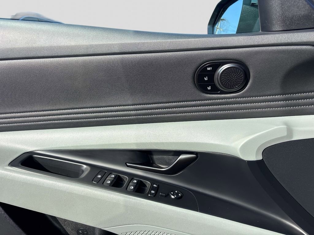 Used 2024 Hyundai Elantra Limited image 17