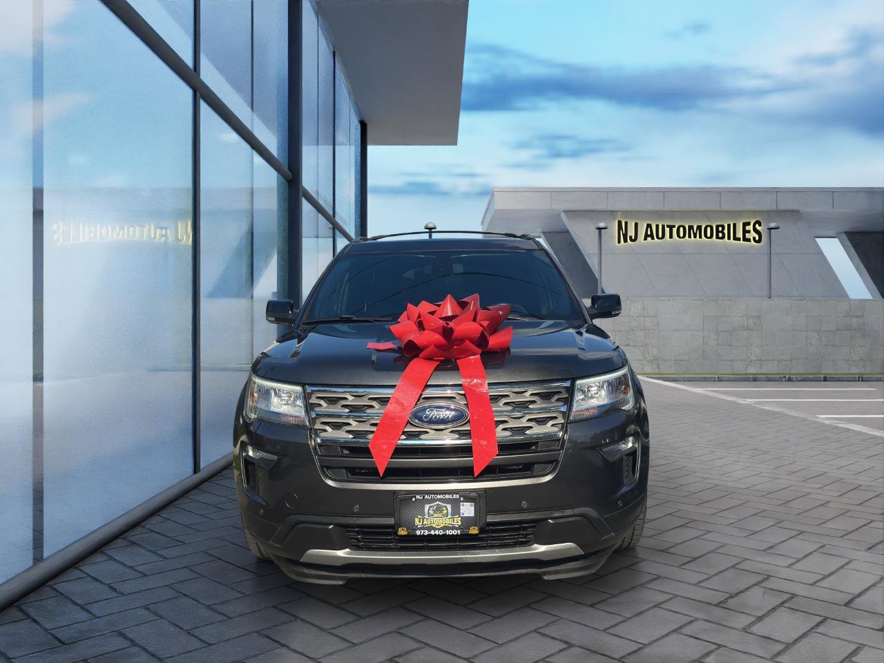 Used 2018 Ford Explorer XLT w/ Equipment Group 202A AWD/4WD image 2