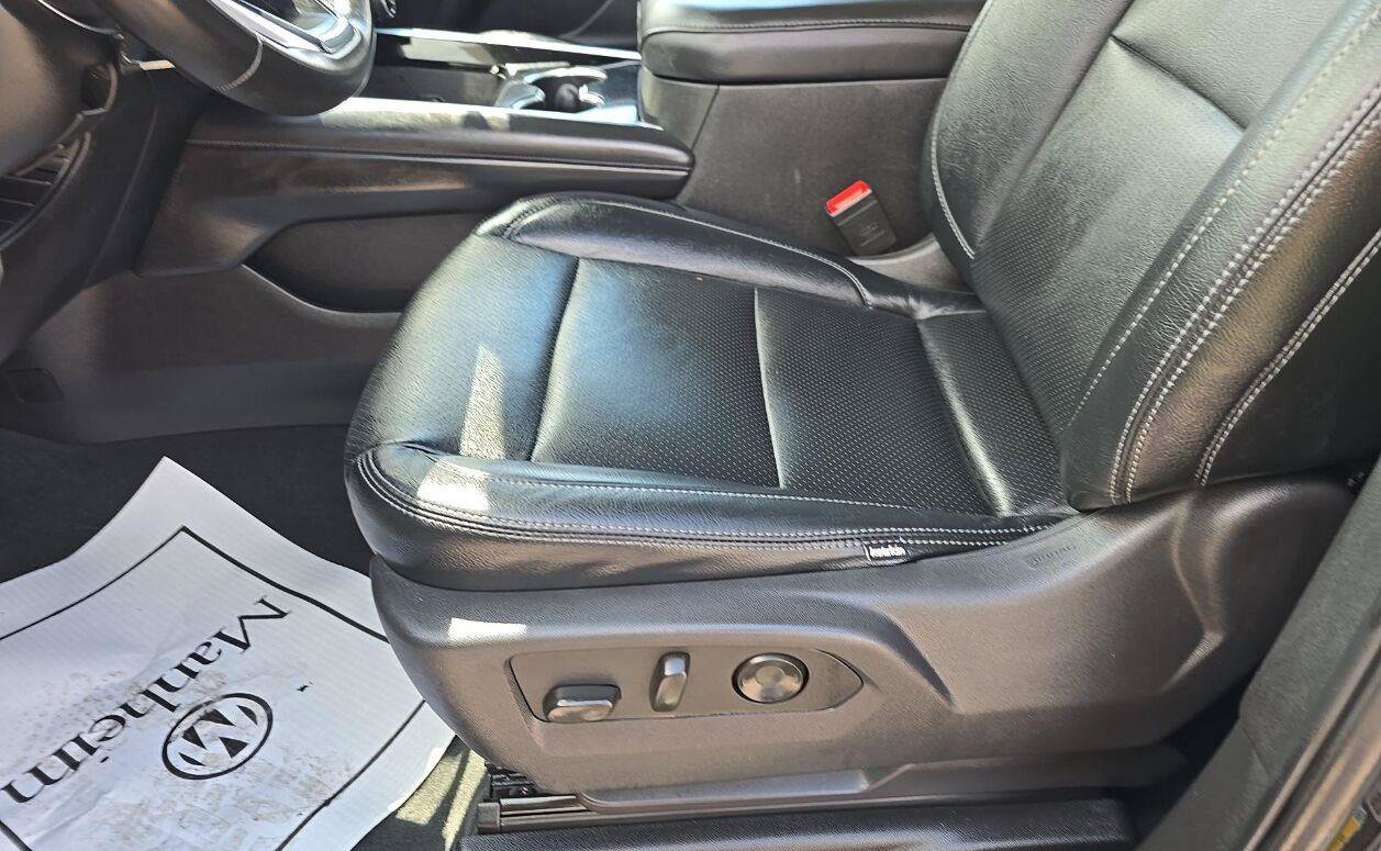 Used 2025 Chevrolet Suburban LS RWD image 3