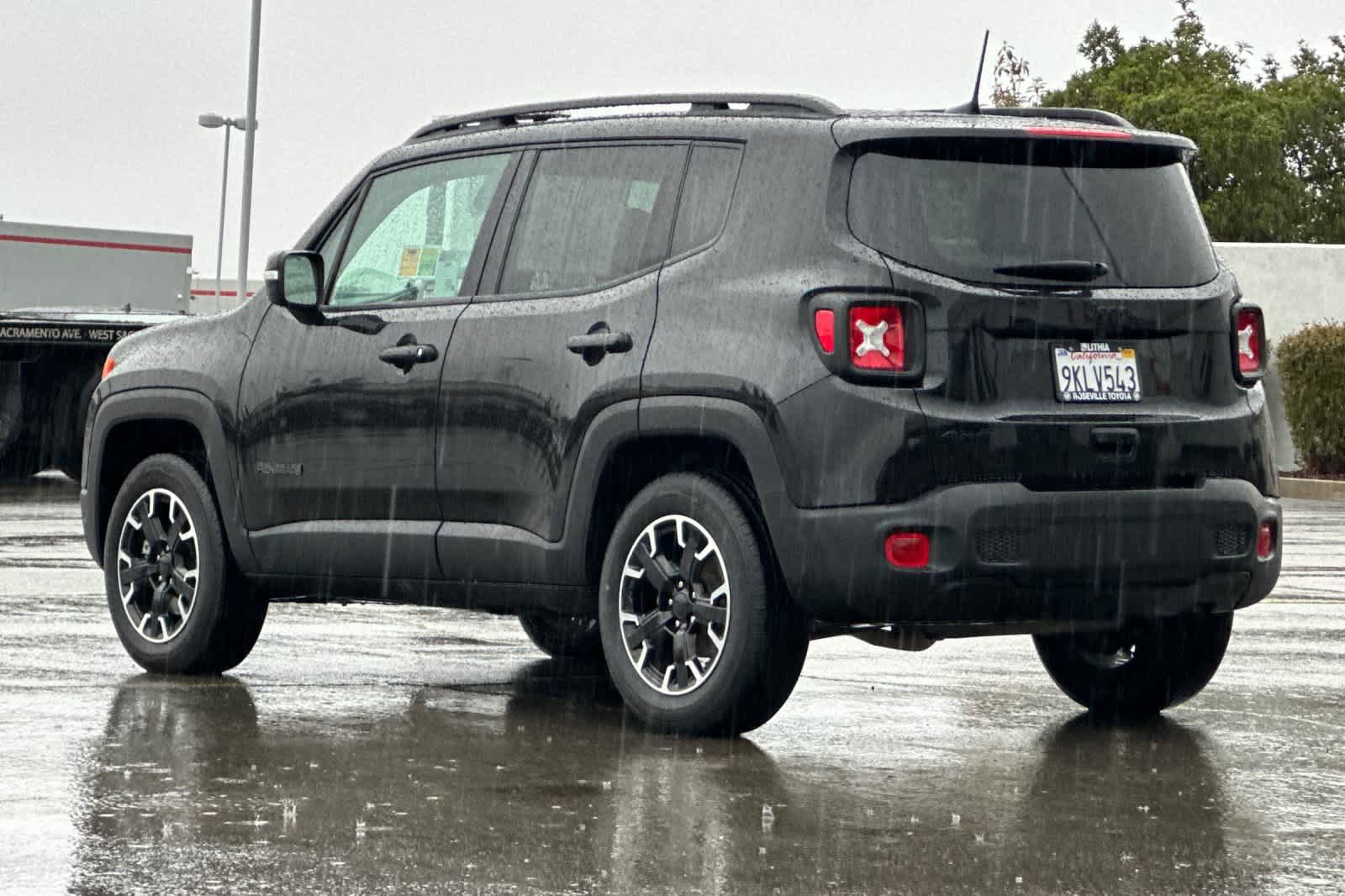 Used 2023 Jeep Renegade Latitude AWD/4WD image 7