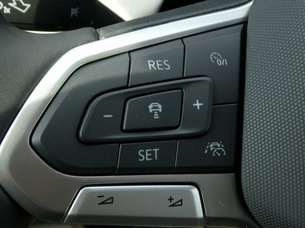 Certified 2025 Volkswagen Taos SE FWD image 19