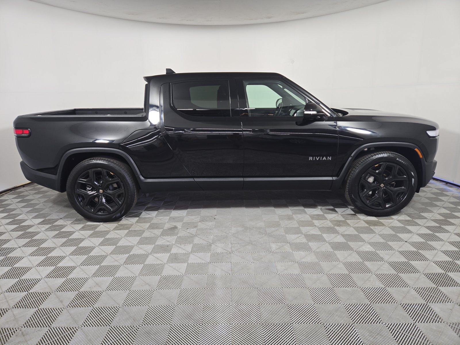 Used 2024 Rivian R1T Adventure Dual AWD/4WD image 6