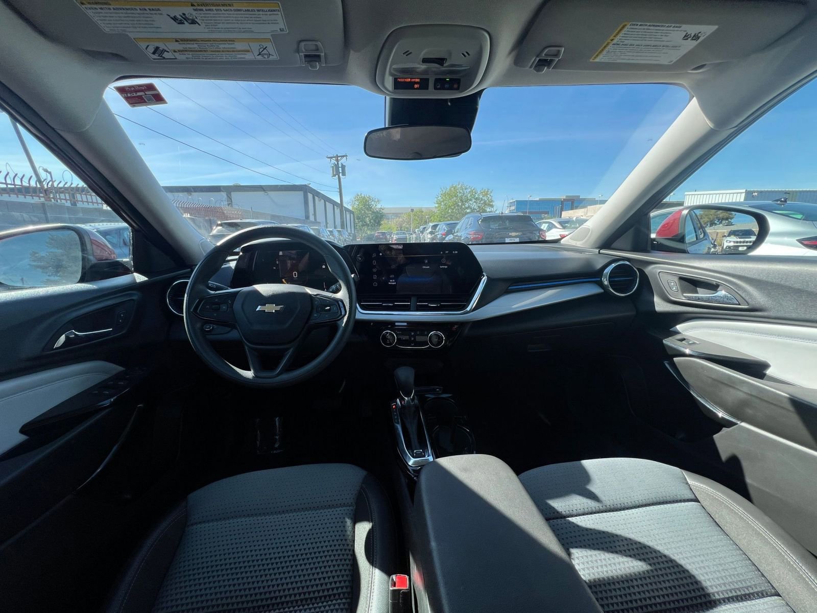 Used 2025 Chevrolet Trax LT FWD image 33
