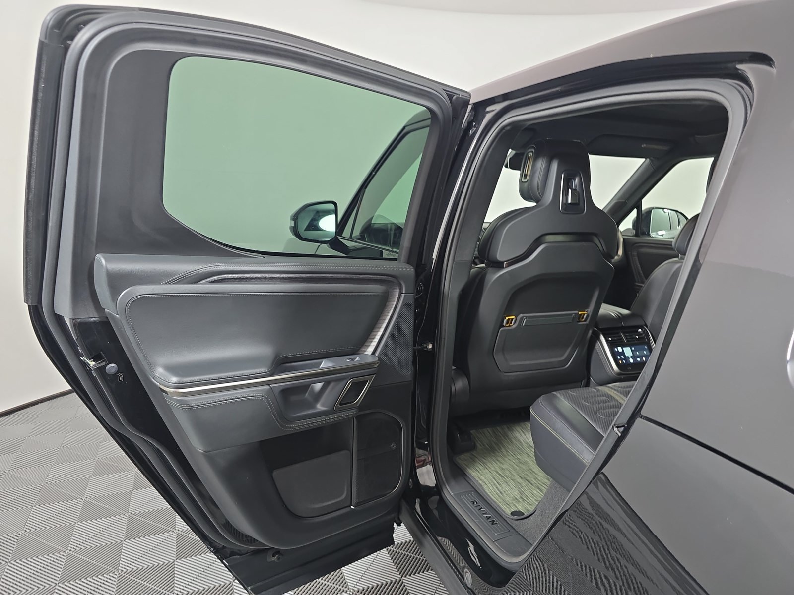 Used 2024 Rivian R1T Adventure Dual AWD/4WD image 17