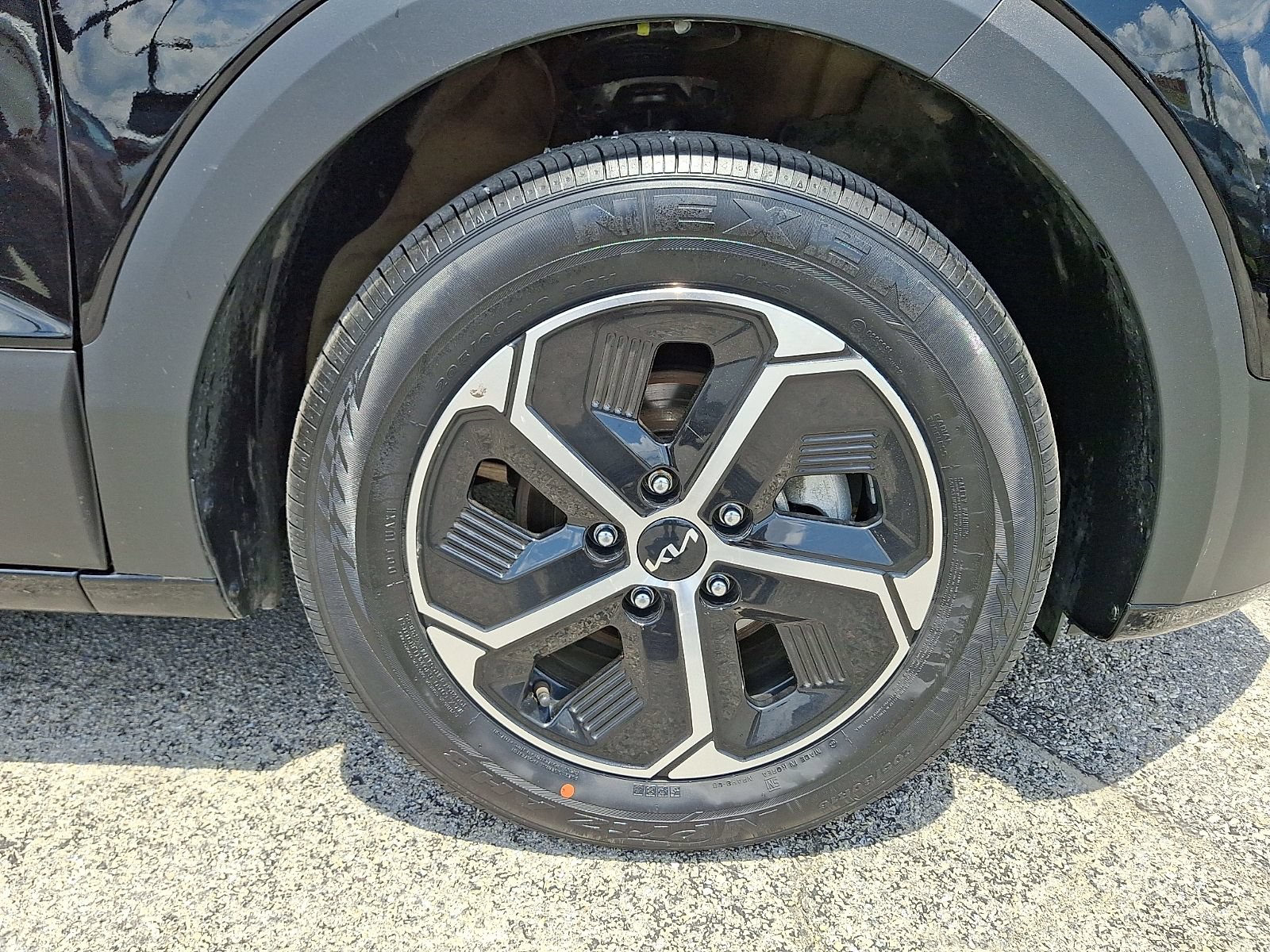 Used 2023 Kia Niro EX FWD image 9