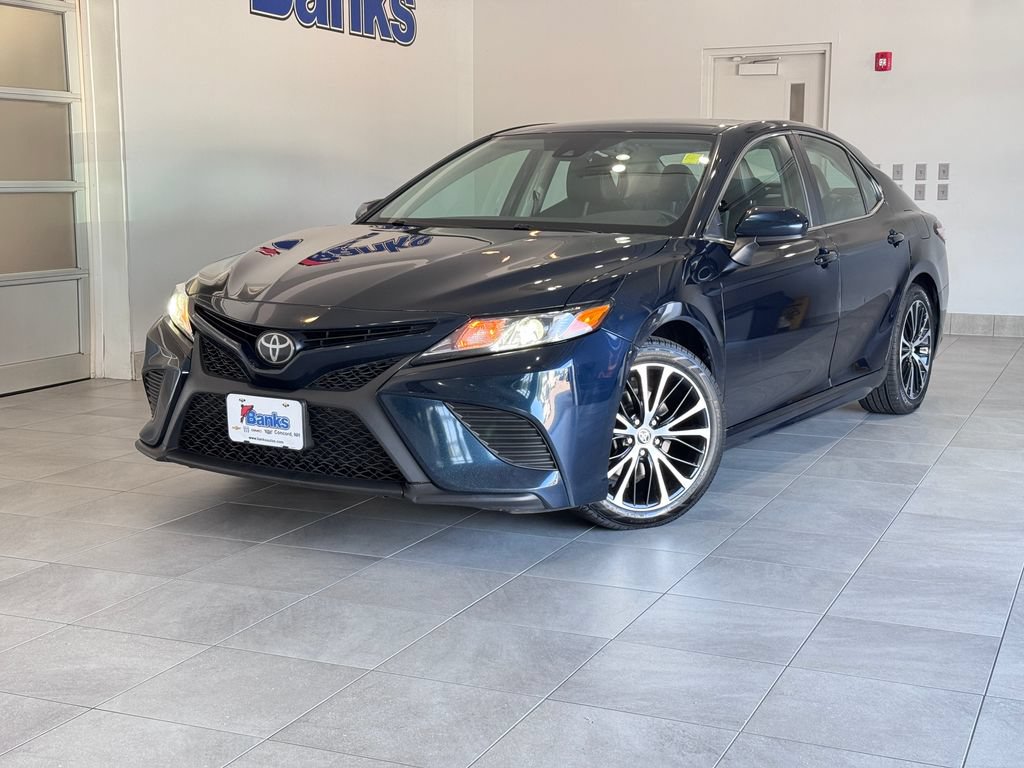 Used 2020 Toyota Camry SE w/ Carpet Mat Package AWD/4WD image 2