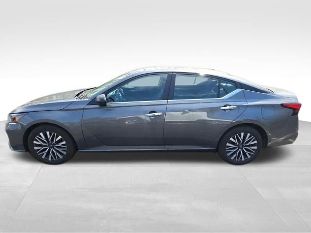 Used 2025 Nissan Altima 2.5 SV image 3
