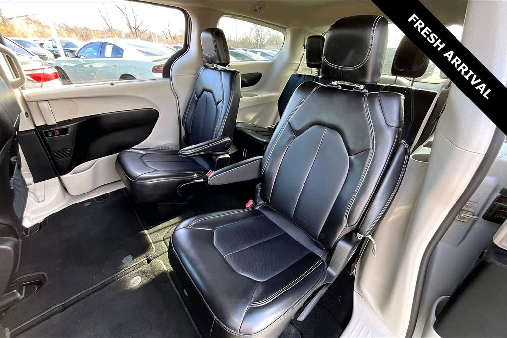 Used 2024 Chrysler Pacifica Touring-L image 21