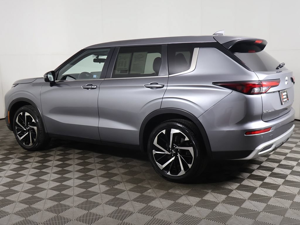 Used 2024 Mitsubishi Outlander SE Black Edition FWD image 14