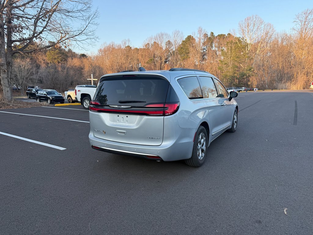 Used 2023 Chrysler Pacifica Limited w/ Uconnect Theater Family Group image 5