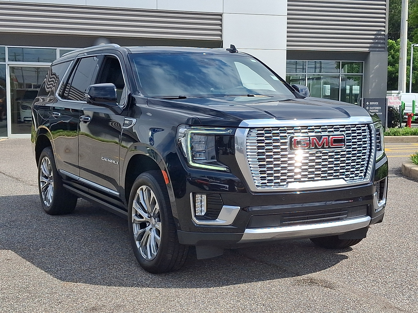 Used 2024 GMC Yukon Denali w/ Denali Reserve Package AWD/4WD image 2