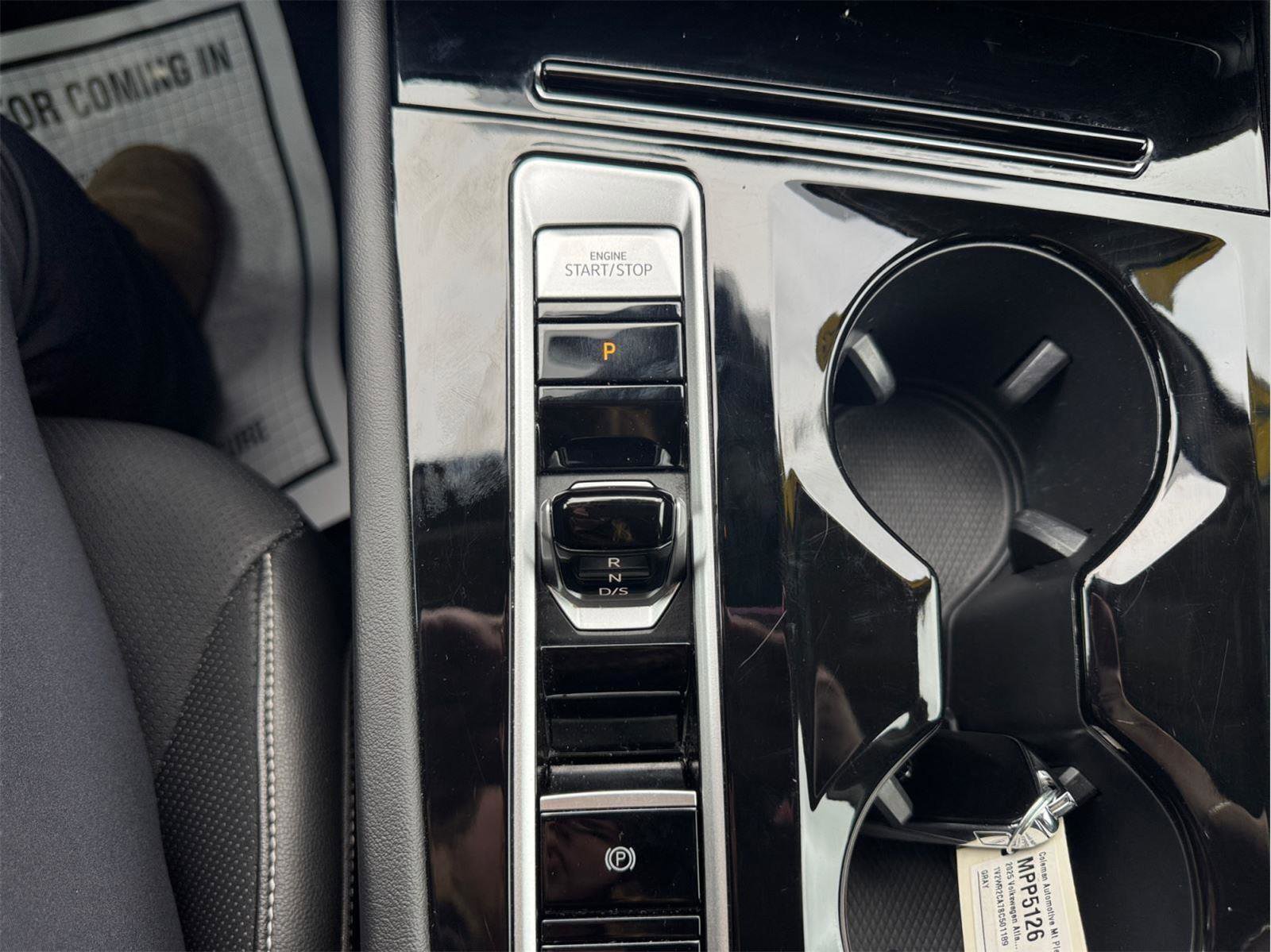 Used 2025 Volkswagen Atlas SE image 27