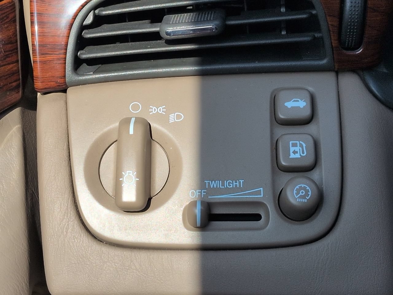 Used 2004 Cadillac De Ville FWD image 21