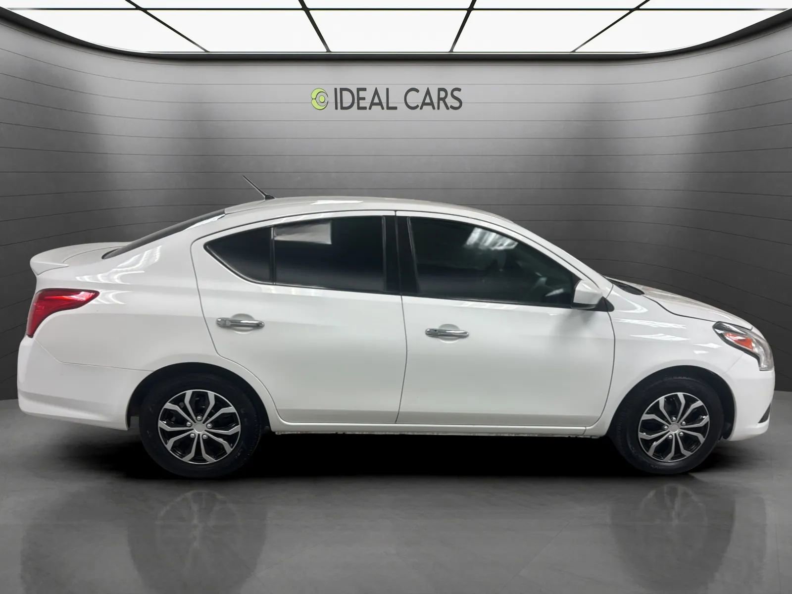 Used 2017 Nissan Versa SV FWD image 3