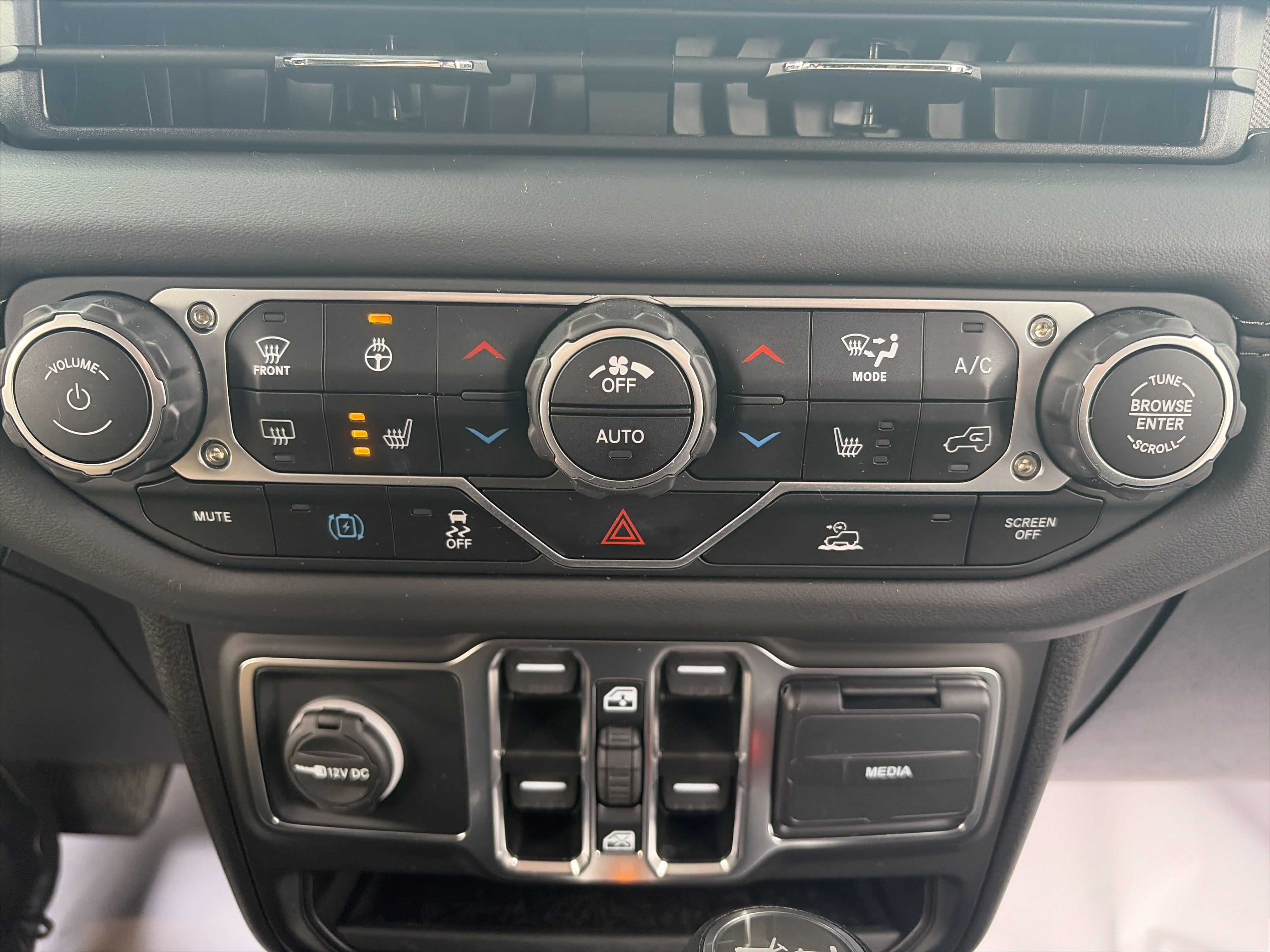 Used 2025 Jeep Wrangler Sahara image 27