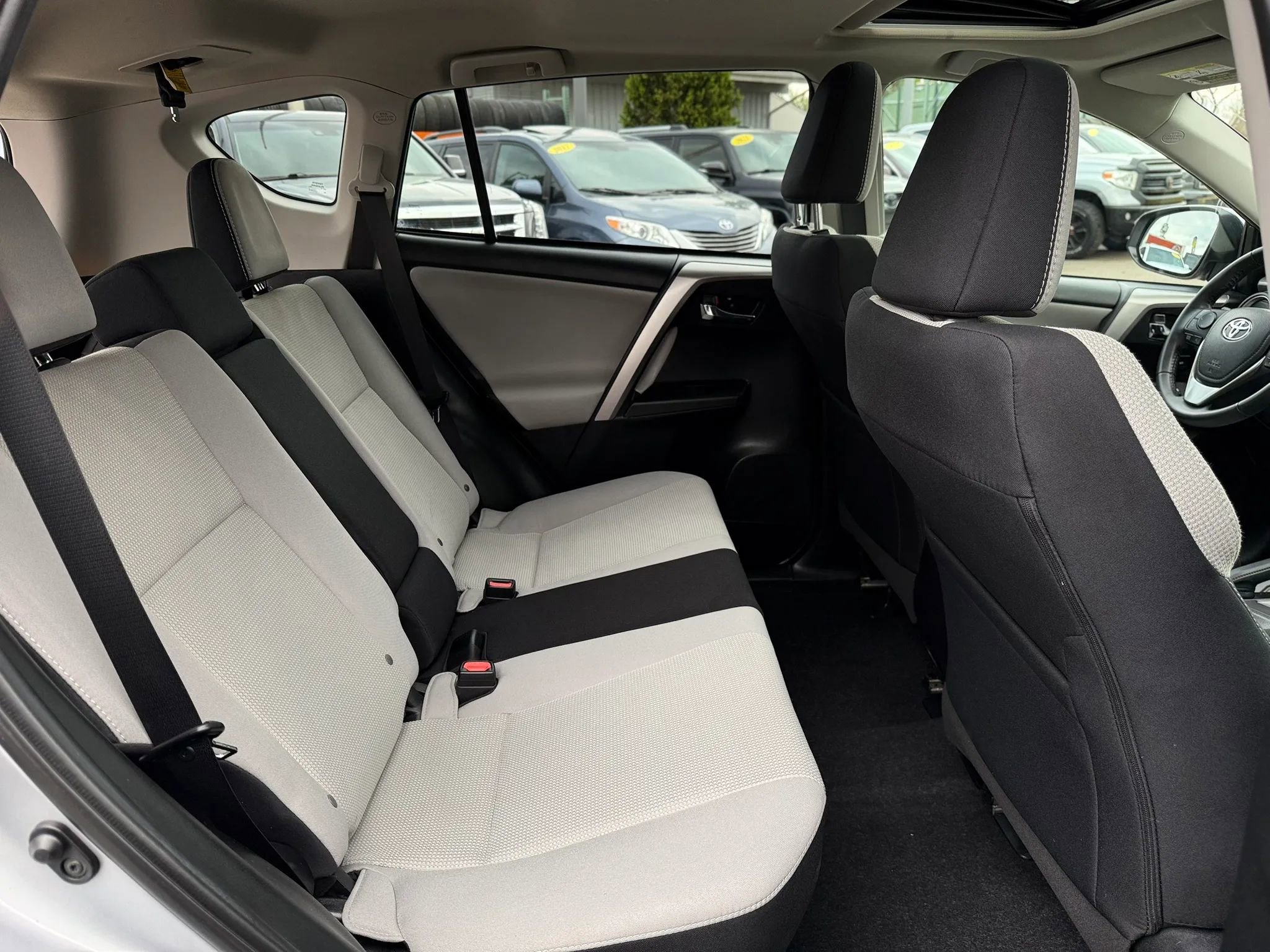 Used 2017 Toyota RAV4 XLE AWD/4WD image 19